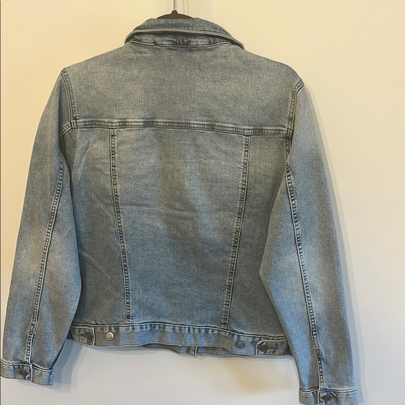 Time and Tru Gray Jean Jacket Classic Denim Design - Picture 4 of 4
